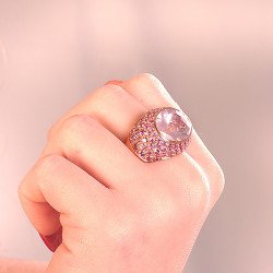 Anello Ovale Quarzo Rosa  Pavè di Zaffiri Rosa Indossato